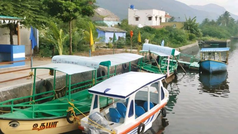 சேலம் மாவட்டம், பூலாம்பட்டி- நெரிஞ்சிப்பேட்டைக்கும், இடையே படகு போக்குவரத்து இருந்த நிலையில். மேட்டூரில் இருந்து திறக்கப்பட்ட தண்ணீரின் அளவு குறைக்கப்பட்டதால் நேற்று முன்தினம் படகு போக்குவரத்து தொடங்கியது.