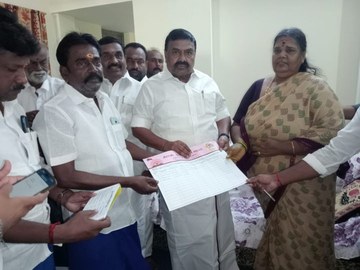 முதுகுளத்தூரில் ஓரணியில் தமிழ்நாடு இயக்கம் ஓரணியில்_ தமிழ்நாடு இயக்கம் தமிழ்நாடு முதலமைச்சரின் அறிவுறுத்தலின் பேரில் முதுகுளத்தூர் சட்டமன்ற தொகுதியில் உடைகுளம், வென்னீர்வாய்க்கால் பேரையூர் ஆகிய இடங்களில் வீடு வீடாக சென்று தமிழ்நாடு வனம் மற்றும் கதர் கிராம தொழில்கள் வாரியத்துறை அமைச்சர் ராஜகண்ணப்பன் ஓரணியில் தமிழ்நாடு இயக்கம் உறுப்பினர்களை சேர்த்தார்.
