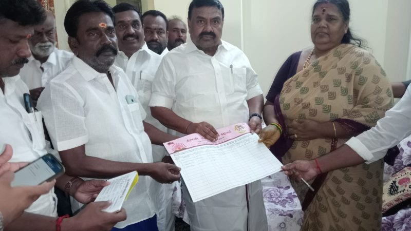 முதுகுளத்தூரில் ஓரணியில் தமிழ்நாடு இயக்கம் ஓரணியில்_ தமிழ்நாடு இயக்கம் தமிழ்நாடு முதலமைச்சரின் அறிவுறுத்தலின் பேரில் முதுகுளத்தூர் சட்டமன்ற தொகுதியில் உடைகுளம், வென்னீர்வாய்க்கால் பேரையூர் ஆகிய இடங்களில் வீடு வீடாக சென்று தமிழ்நாடு வனம் மற்றும் கதர் கிராம தொழில்கள் வாரியத்துறை அமைச்சர் ராஜகண்ணப்பன் ஓரணியில் தமிழ்நாடு இயக்கம் உறுப்பினர்களை சேர்த்தார்.