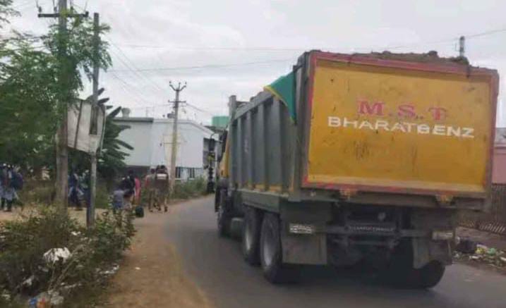செங்கல்பட்டில் அசுர வேக மண் லாரிகளால் அச்சம்.