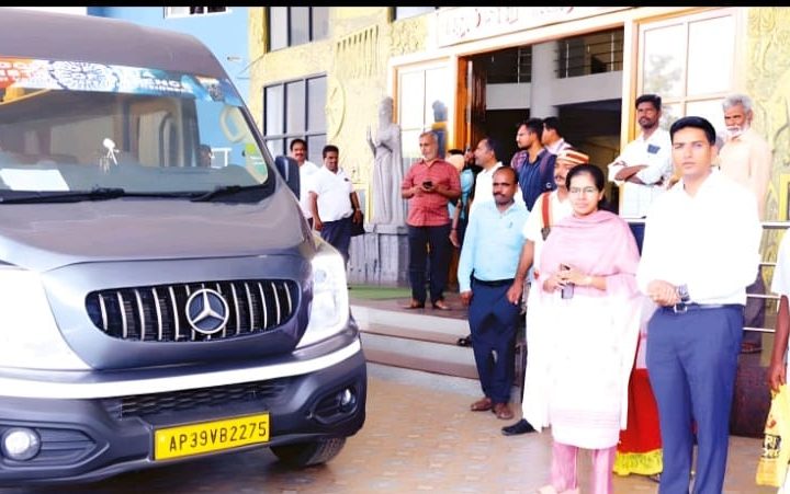 திருப்பூர் கலெக்டர் அலுவலகத்தில் ஓய்வூதிய சேவை வாகனத்தை தொடங்கி வைத்த கலெக்டர்.
