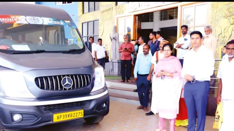 திருப்பூர் கலெக்டர் அலுவலகத்தில் ஓய்வூதிய சேவை வாகனத்தை தொடங்கி வைத்த கலெக்டர்.