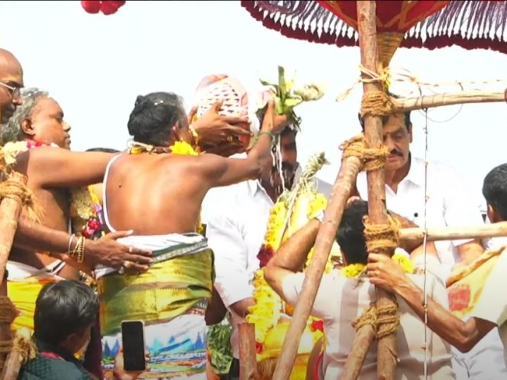 முருகப்பெருமானின் இரண்டாம் படைவீடான திருச்செந்தூரில் இன்று (ஜூலை 7) காலை 6 30 மணியளவில் மஹாகும்பாபிஷேகம் கோலாகலமாக நடைபெற்றது.