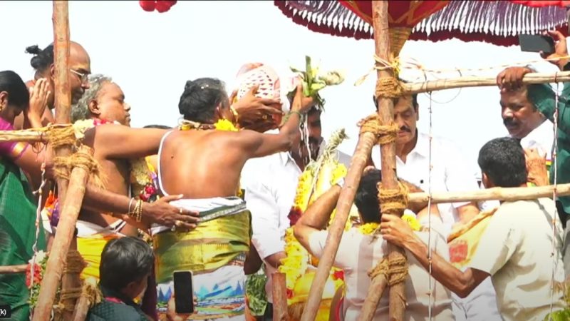 முருகப்பெருமானின் இரண்டாம் படைவீடான திருச்செந்தூரில் இன்று (ஜூலை 7) காலை 6 30 மணியளவில் மஹாகும்பாபிஷேகம் கோலாகலமாக நடைபெற்றது.
