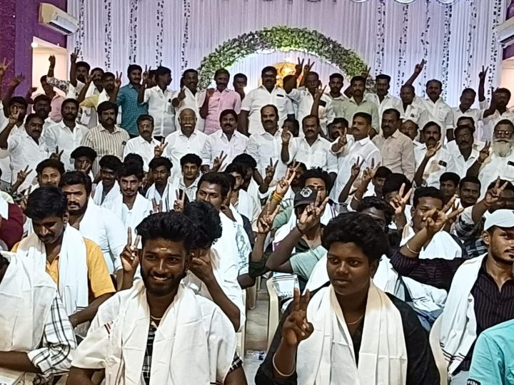 ராமநாதபுரத்தில் தனியார் திருமண மண்டபத்தில் நடைபெற்ற நிகழ்ச்சியான மாவட்ட வர்த்தக அணி இணைச் செயலாளர் விஜய் ஹரி கிருஷ்ணன் ஏற்பாட்டில் நூற்றுக்கு மேற்பட்ட இளைஞர்கள் பிற கட்சிகளில் இருந்து விலகி தன்னை ஆஇ அதிமுகவில் இணைத்து கொண்டனர்.
