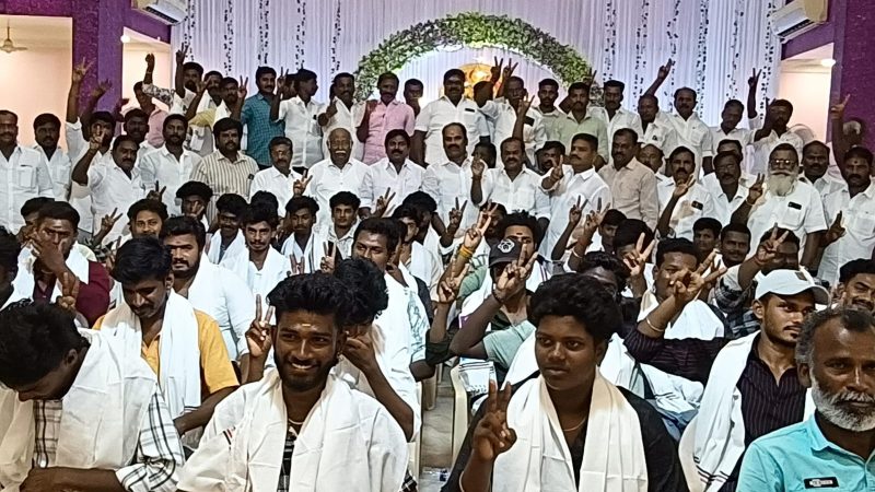 ராமநாதபுரத்தில் தனியார் திருமண மண்டபத்தில் நடைபெற்ற நிகழ்ச்சியான மாவட்ட வர்த்தக அணி இணைச் செயலாளர் விஜய் ஹரி கிருஷ்ணன் ஏற்பாட்டில் நூற்றுக்கு மேற்பட்ட இளைஞர்கள் பிற கட்சிகளில் இருந்து விலகி தன்னை ஆஇ அதிமுகவில் இணைத்து கொண்டனர்.