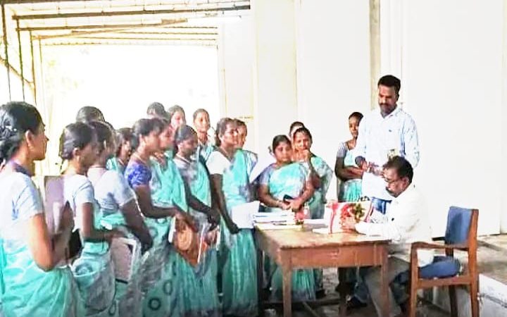 பணியாளர்கள் வருகையை ஆய்வு செய்த துப்புரவு அலுவலர் நாமக்கல் மாநகராட்சிக்கு உட்பட்ட பல்வேறு பகுதிகளில் டெங்கு ஒழிப்பு பணிகள் நடைபெற்று.