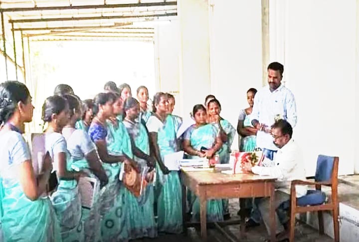 பணியாளர்கள் வருகையை ஆய்வு செய்த துப்புரவு அலுவலர் நாமக்கல் மாநகராட்சிக்கு உட்பட்ட பல்வேறு பகுதிகளில் டெங்கு ஒழிப்பு பணிகள் நடைபெற்று.