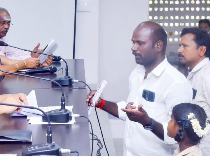 ராமநாதபுரம் மாவட்ட ஆட்சியர் அலுவலக கூட்டரங்கில் இன்று மாவட்ட ஆட்சித் தலைவர் சிம்ரன்ஜீத் சிங் காலோன் மக்கள் குறை தீர்க்கும் நாள் கூட்டத்தில் பொது மக்களிடம் மனுக்கள் பெற்று குறைகளை கேட்டறிந்தார்.உடன் மாவட்ட வருவாய் அலுவலர் (பொ) ந.சரவணன் உள்ளார்.