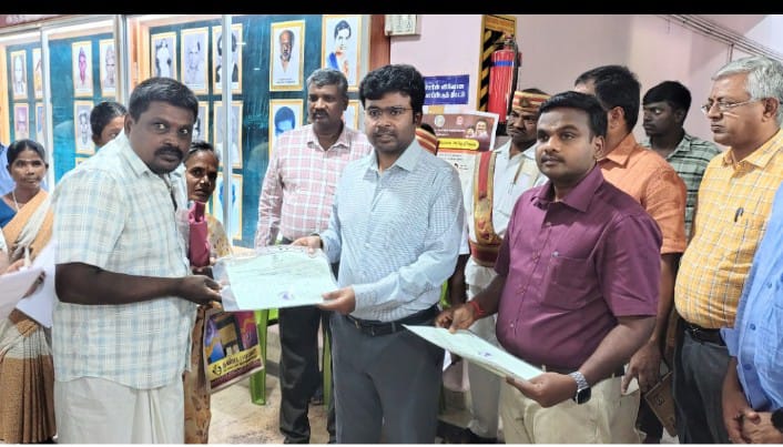 பெரம்பலூர் மாவட்டம்மக்கள் குறைதீர்க்கும் நாள் கூட்டத்தில் மாவட்ட ஆட்சித்தலைவர்திரு.ச.அருண்ராஜ் இ.ஆ.ப., அவர்கள் 20 நபர்களுக்கு இலவச வீட்டு மனைப்பட்டாக்களை வழங்கினார்.