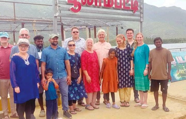சேலம் மாவட்டம் பூலாம்பட்டி பகுதியில் காவிரி ஆற்றின் குறுக்கே கதவணை கட்டப்பட்டு கடல் போல் தேங்கி நிற்கும் நீர் தேக்கத்தினை காண அமெரிக்க நாட்டில் உள்ள மிசோரி இருந்து 10க்கும் மேற்பட்ட சுற்றுலா பயணிகள் பூலாம்பட்டிக்கு வந்தனர்.