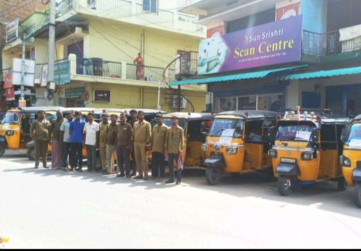 சேலம் மாவட்டம், இடங்கணசாலை சிஐடியு ஆட்டோ தொழிற்சங்க சார்பில் ஒன்றிய அரசின் தொழிலாளர்களுக்கு எதிரான கொள்கைகளை கண்டித்தும், பெட்ரோல், டீசல், கேஸ் உளளிட்டவற்றின் விலையை கட்டுப்படுத்தவும், புதிய மோட்டார் வாகன சட்டத்தால் ஆட்டோ தொழிலாளர்களின் வாழ்வாதாரம் பாதிக்கப்படுவது குறித்தும், சட்டத்திற்கு புறம்பாக இயக்கப்படும் பைக் டாக்ஸி உள்ளிட்ட பல்வேறு கோரிக்கைகளை வலியுறுத்தி இளம்பிள்ளை ஆட்டோ தொழிலாளர்கள் ஒரு நாள் வேலை நிருத்தத்தில் ஈடுபட்டனர்..