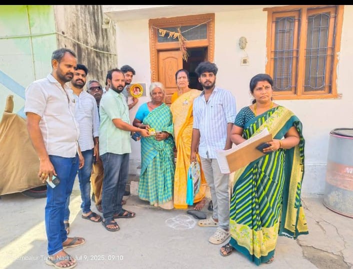 பெரம்பலூர் மாவட்டம் பெரம்பலூர் சட்டமன்ற தொகுதிக்கு உட்பட்ட நகராட்சி 15 வது வார்டு எம்ஜிஆர் நகர் பகுதி மக்களை நேரில் சந்தித்து ஓரணியில் தமிழ்நாடு என்று உறுப்பினர் சேர்க்கை முகாமில் ஈடுபட்ட போது சட்டமன்ற உறுப்பினர் எம் பிரபாகரன் அவர்கள் மற்றும் பெரம்பலூர் தொகுதி தலைமைக் கழக தொகுதி பார்வையாளர் தங்க சித்தார்த்தன் அவர்கள் வார்டு செயலாளர் தகவல் தொழில் நுட்ப பணி நிர்வாகிகள் அணிச் செயலாளர்கள் மக்களை நேரில் சந்தித்து உறுப்பினர் சேர்க்கை நடைபெற்றது வருகின்றது.