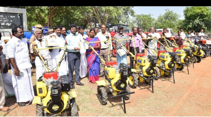 பெரம்பலூர் மாவட்டம்வேளாண் இயந்திரங்களின் கருவிகள் இயக்குதலும், பராமரித்தலும் குறித்த விவசாயிகளுக்கான பயிற்சி முகாமினை மாவட்ட ஆட்சித்தலைவர் திரு.ச.அருண்ராஜ் இ.ஆ.ப., அவர்கள் பெரம்பலூர் சட்டமன்ற உறுப்பினர் திரு.ம.பிரபாகரன் அவர்கள் முன்னிலையில் தொடங்கி வைத்து, நடப்பாண்டில் ரூ.2.82 கோடி மதிப்பிலான 163 வேளாண் இயந்திரங்கள் மற்றும் கருவிகள் ரூ.1.39 கோடி மானியத்தில் வழங்கப்பட உள்ளது என தெரிவித்தார்.
