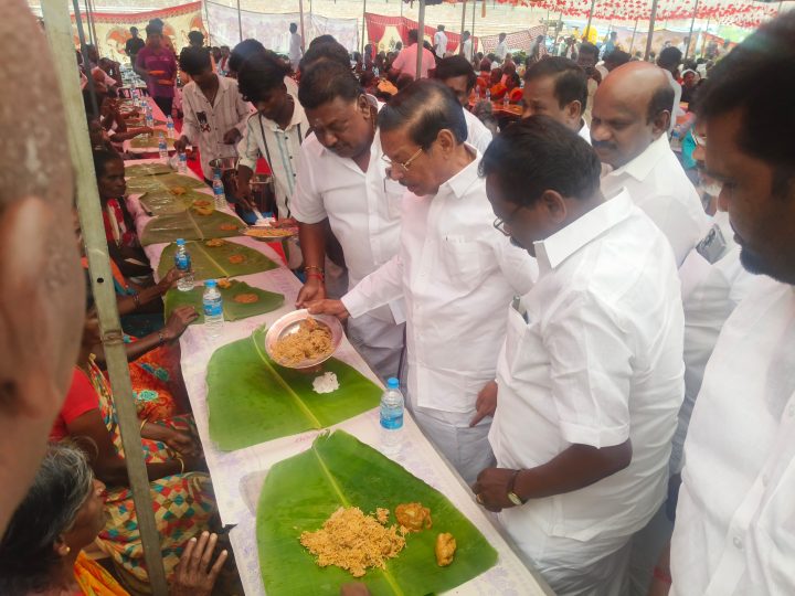 ராமநாதபுரம் மாவட்டம்கமுதியில் திமுக வடக்கு ஒன்றியம் சார்பில் முன்னாள் முதல்வர் கலைஞர் 102-வது பிறந்த நாள் விழாவை முன்னிட்டு அசைவ அன்னதானத்தை கழக அமைப்புச் செயலாளர் ஆர் எஸ் பாரதி துவக்கி வைத்தார். உடன் பரமக்குடி சட்டமன்ற உறுப்பினர் முருகேசன், வடக்கு ஒன்றிய செயலாளர் வாசுதேவன் உள்ளனர்.