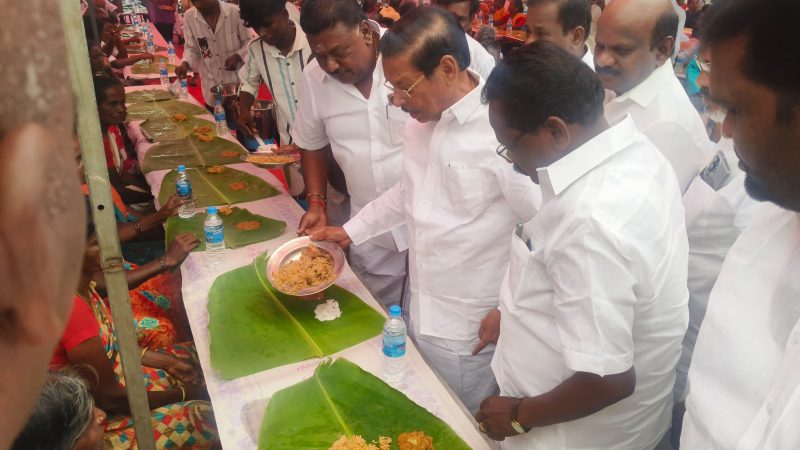 ராமநாதபுரம் மாவட்டம்கமுதியில் திமுக வடக்கு ஒன்றியம் சார்பில் முன்னாள் முதல்வர் கலைஞர் 102-வது பிறந்த நாள் விழாவை முன்னிட்டு அசைவ அன்னதானத்தை கழக அமைப்புச் செயலாளர் ஆர் எஸ் பாரதி துவக்கி வைத்தார். உடன் பரமக்குடி சட்டமன்ற உறுப்பினர் முருகேசன், வடக்கு ஒன்றிய செயலாளர் வாசுதேவன் உள்ளனர்.