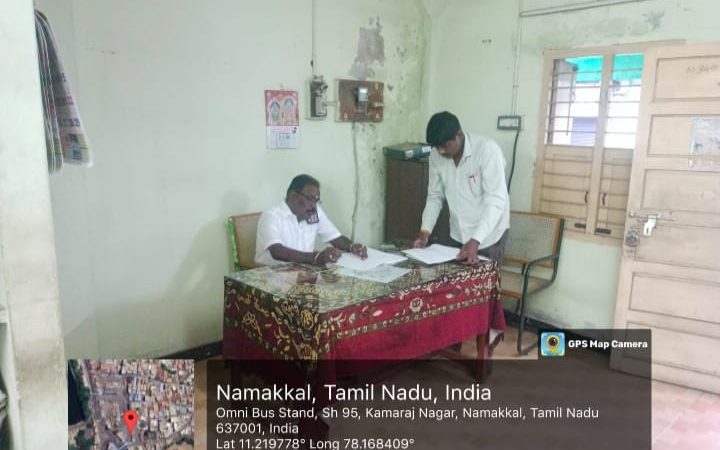 நாமக்கல் மாநகராட்சியில் இன்று (09.07.2025) பழைய பேருந்து நிலையம் வார்டு அலுவலகம் பணியாளர்கள் வருகை பதிவை துப்புரவு அலுவலர் அவர்கள் ஆய்வு செய்தார்.