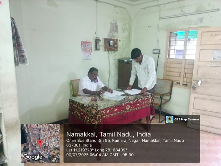நாமக்கல் மாநகராட்சியில் இன்று (09.07.2025) பழைய பேருந்து நிலையம் வார்டு அலுவலகம் பணியாளர்கள் வருகை பதிவை துப்புரவு அலுவலர் அவர்கள் ஆய்வு செய்தார்.