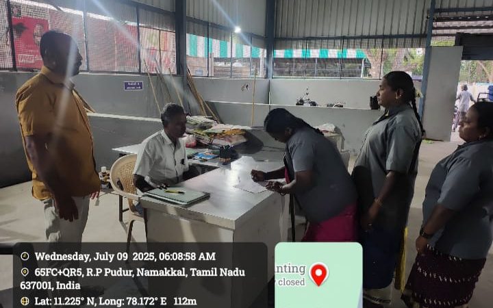 நாமக்கல் மாநகராட்சியில் இன்று (09.07.2025) சேந்தமங்கலம் சாலை வார்டு அலுவலகம் பணியாளர்கள் வருகை பதிவை துப்புரவு ஆய்வாளர் அவர்கள் ஆய்வு செய்தார்.
