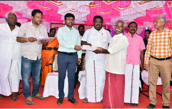 பெரம்பலூர் மாவட்டம்மாண்புமிகு போக்குவரத்து மற்றும் மின்சாரத்துறை அமைச்சர் திரு.சா.சி.சிவசங்கர் அவர்கள் ஆலத்தூர் வட்டத்திற்குட்பட்ட, கொட்டரை கிராமத்தில் நடைபெற்றமக்கள் தொடர்புத்திட்ட முகாமில் 175 பயனாளிகளுக்கு ரூ.1.93 கோடி மதிப்பிலான பல்வேறு அரசு நலத்திட்ட உதவிகளை வழங்கினார்.