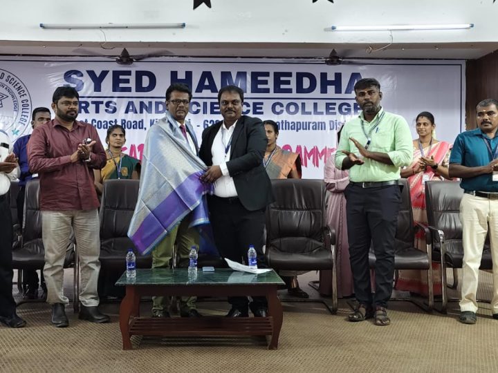 ராமநாதபுரம் மாவட்டம்,கீழக்கரை செய்யது ஹமிதா கலை (ம) அறிவியல் கல்லூரியில் முதலாம் ஆண்டு மாணவ மாணவியர்களுக்கான அறிமுக விழா கல்லூரி வளாகத்தில் வைத்து நடைபெற்றது.