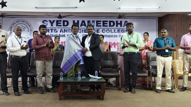 ராமநாதபுரம் மாவட்டம்,கீழக்கரை செய்யது ஹமிதா கலை (ம) அறிவியல் கல்லூரியில் முதலாம் ஆண்டு மாணவ மாணவியர்களுக்கான அறிமுக விழா கல்லூரி வளாகத்தில் வைத்து நடைபெற்றது.