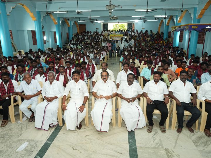 பரமக்குடியில் மாவட்டசெயலாளர் காதர்பாட்ஷா முத்துராமலிங்கம் MLA முன்னிலையில் 1000பேர் திமுகவில் இணைந்தனர் தமிழ்நாடு முதல்வர் மு.க. ஸ்டாலின் மற்றும் கழக இளைஞர் அணி செயலாளரும் தமிழ்நாடு துணை முதல்வருமான உதயநிதி ஸ்டாலின் அவர்களின் தலைமையை ஏற்றுஎல்லோருக்கும் எல்லாம் என்கிற சமூக நீதி பார்வையில் நடைபெற்று.