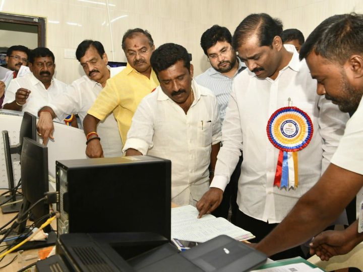 தேனி மாவட்டம் பெரியகுளம் அரசு மருத்துவமனையில் தமிழ்நாடு சட்டமன்றப் பேரவை அரசு உறுதிமொழி குழுத்தலைவர் தி.வேல்முருகன் அவர்கள் தலைமையிலான குழுவினர் மாவட்ட கலெக்டர் ரஞ்ஜீத் சிங் மற்றும் பெரியகுளம் எம்எல்ஏ சரவணக்குமார் ஆகியோர் முன்னிலையில் சிடி ஸ்கேன் மையத்தினை ஆய்வு மேற்கொண்டனர்.