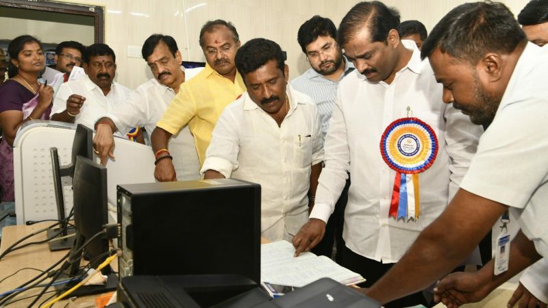 தேனி மாவட்டம் பெரியகுளம் அரசு மருத்துவமனையில் தமிழ்நாடு சட்டமன்றப் பேரவை அரசு உறுதிமொழி குழுத்தலைவர் தி.வேல்முருகன் அவர்கள் தலைமையிலான குழுவினர் மாவட்ட கலெக்டர் ரஞ்ஜீத் சிங் மற்றும் பெரியகுளம் எம்எல்ஏ சரவணக்குமார் ஆகியோர் முன்னிலையில் சிடி ஸ்கேன் மையத்தினை ஆய்வு மேற்கொண்டனர்.