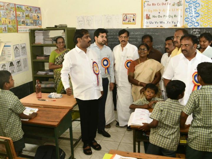 தேனி மாவட்டம் பொம்மையகவுண்டன்பட்டியில் உள்ள அரசு கள்ளர் நடுநிலைப்பள்ளியில் தமிழக சட்டமன்ற அரசு உறுதிமொழி குழுத் தலைவர் தி.வேல்முருகன் தலைமயிலான குழுவினர் மாவட்ட கலெக்டர் ரஞ்ஜீத் சிங் முன்னிலையில் ஆய்வு மேற்கொண்டனர்.