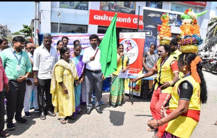 பெரம்பலூர் மாவட்டம்எச்.ஐ.வி / எய்ட்ஸ் மற்றும் பால்வினை நோய் குறித்து பொதுமக்களிடையே விழிப்புணர்வு ஏற்படுத்தும் வகையில் நாட்டுப்புற கிராமிய கலைக்குழு கலை நிகழ்ச்சியினை மாவட்ட ஆட்சித்தலைவர் ச.அருண்ராஜ் இ.ஆ.ப., தொடங்கி வைத்தார்.