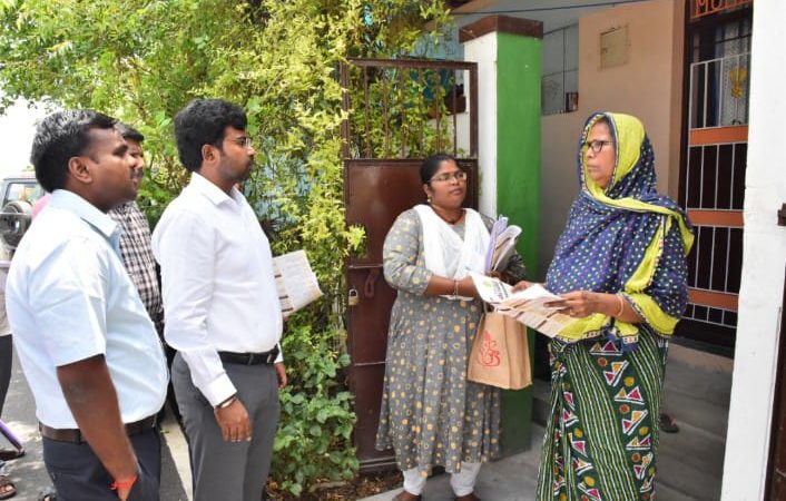 பெரம்பலூர் மாவட்டம்உங்களுடன் ஸ்டாலின் திட்டத்தின் சிறப்பு முகாம்கள் குறித்த விளக்கத் துண்டு பிரசுரங்கள் மற்றும் விண்ணப்ப படிவங்கள் பெரம்பலூர் நகராட்சி பகுதிகளில் வீடு வீடாக வழங்கப்பட்டு வருவதை மாவட்ட ஆட்சித்தலைவர் ச.அருண்ராஜ் இ.ஆ.ப., பார்வையிட்டு சிறப்பு முகாம்களின் முக்கியத்துவம் குறித்து பொதுமக்களுக்கு விளக்கினார்.