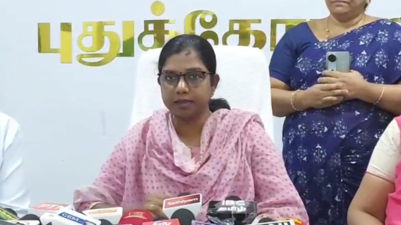 புதுக்கோட்டை மாவட்ட ஆட்சியர் அலுவலகத்தில் செய்தியாளர்களை சந்தித்த மாவட்ட ஆட்சியர் அருணா தமிழக அரசு பொதுமக்களுக்கு எண்ணற்ற திட்டங்களை வழங்கி வருவதாகவும் இதன் ஒரு பகுதியாக உங்களுடன் ஸ்டாலின் என்ற திட்டத்தின் படி புதுக்கோட்டை மாவட்டத்தின் மாநகராட்சி ஊராட்சி உள்ளிட்ட பல்வேறு பகுதிகளில் முகாம் நடைபெற.