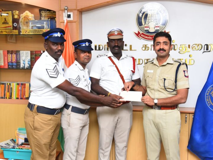 ராமநாதபுரம் மாவட்டம் அரசு மருத்துவமனை அருகே போக்குவரத்திற்கு இடையூராக சாலையில் சிதறிக்கிடந்த ஜல்லி கற்களை அப்புறப்படுத்திய போக்குவரத்து சார்பு ஆய்வாளர் மற்றும் காவலர்களை காவல் கண்காணிப்பாளர் சந்தீஷ் நேரில் வரவழைத்து வெகுமதி வழங்கி பாராட்டினார்கள்.