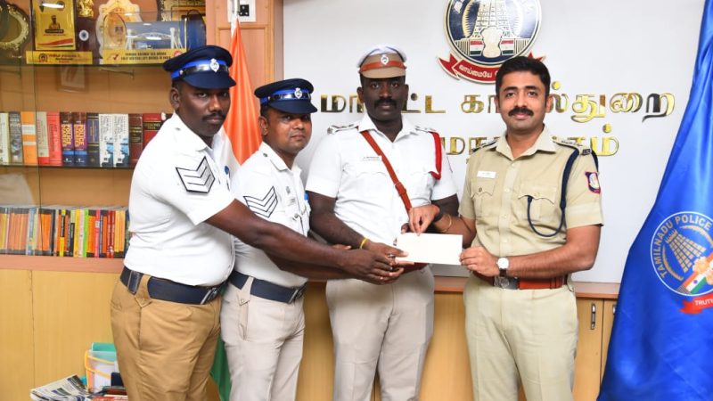 ராமநாதபுரம் மாவட்டம் அரசு மருத்துவமனை அருகே போக்குவரத்திற்கு இடையூராக சாலையில் சிதறிக்கிடந்த ஜல்லி கற்களை அப்புறப்படுத்திய போக்குவரத்து சார்பு ஆய்வாளர் மற்றும் காவலர்களை காவல் கண்காணிப்பாளர் சந்தீஷ் நேரில் வரவழைத்து வெகுமதி வழங்கி பாராட்டினார்கள்.
