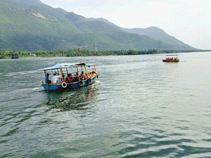 சேலம்,மேட்டூர் அணையில் இருந்து காவிரி ஆற்றில் உபரிநீர் திறக்கப்பட்டதை தொடர்ந்து, காவிரி ஆற்றில் வெள்ளப்பெருக்கு ஏற்பட்டது.