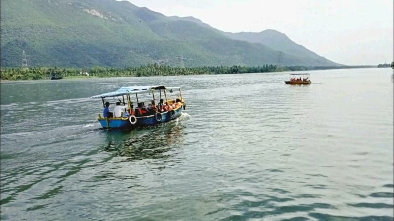 சேலம்,மேட்டூர் அணையில் இருந்து காவிரி ஆற்றில் உபரிநீர் திறக்கப்பட்டதை தொடர்ந்து, காவிரி ஆற்றில் வெள்ளப்பெருக்கு ஏற்பட்டது.