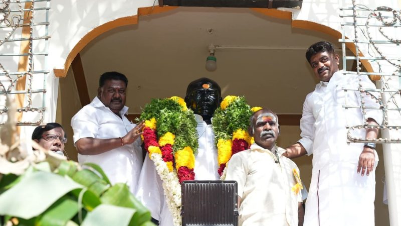 கமுதியில் காமராஜர்சிலைக்கு மாலைஅணிவித்து மரியாதை செலுத்தினார்மாவட்டசெயலாளர் காதர்பாட்ஷா முத்துராமலிங்கம் பெருந்தலைவர் கர்மவீரர் காமராஜர் அவர்களின் 123- வது பிறந்தநாளை முன்னிட்டு ராமநாதபுரம் மாவட்டம்கமுதியில் உள்ள பெருந்தலைவர் காமராஜர் அவர்களின் திருவுருவசிலைக்கு மாலை அணிவித்து மரியாதை செலுத்தினார்.