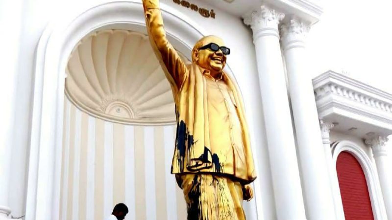 சேலம் நான்கு ரோடு அண்ணா பூங்கா அருகில் உள்ள முன்னாள் முதல்வர் கருணாநிதி 16 அடி உயர வெண்கல சிலை மீது கருப்பு நிற சாயம் பூசப்பட்டதால் பரபரப்பு.