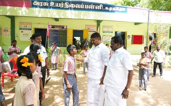 கமுதக்குடி அரசு பள்ளிக்கு காதர்பாட்ஷா முத்துராமலிங்கம் எம்எல்ஏ வாழ்த்து ராமநாதபுரம் மாவட்டத்தில் மாவட்டத்திலேயே சிறந்த பள்ளியாக தேர்ந்தெடுக்கப்பட்டுள்ளது.