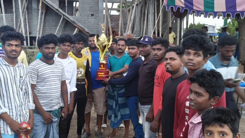 கிரிக்கெட் போட்டி ராமநாதபுரம் மாவட்டம் முதுகுளத்தூர் அருகே கிழவனேரி சுபாஷ் ஸ்போர்ட்ஸ் கிளப் மற்றும் அஜித் நினைவு கிரிக்கெட் கிளப் சார்பில் கிரிக்கெட் போட்டிகள் நடைபெற்றது.
