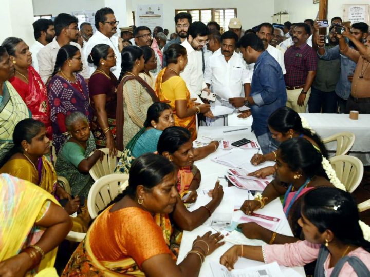 தேனி மாவட்டம் பெரியகுளத்தில் கோவிந்தன் மயில்தாயம்மாள் மண்டபத்தில் நடைபெற்ற உங்களுடன் திட்ட முகாமினை மாவட்ட கலெக்டர் ரஞ்ஜீத் சிங் மற்றும் பெரியகுளம் எம்எல்ஏ சரவணக்குமார் ஆகியோர் கலந்துகொண்டு முகாமினை பார்வையிட்டனர்.