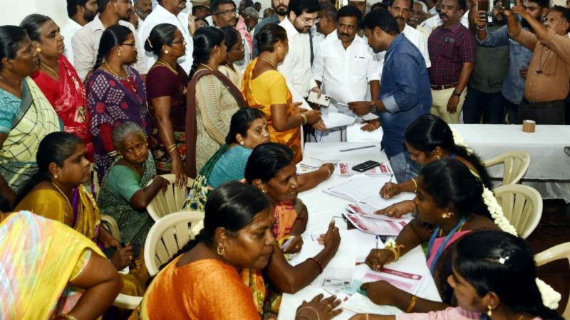 தேனி மாவட்டம் பெரியகுளத்தில் கோவிந்தன் மயில்தாயம்மாள் மண்டபத்தில் நடைபெற்ற உங்களுடன் திட்ட முகாமினை மாவட்ட கலெக்டர் ரஞ்ஜீத் சிங் மற்றும் பெரியகுளம் எம்எல்ஏ சரவணக்குமார் ஆகியோர் கலந்துகொண்டு முகாமினை பார்வையிட்டனர்.