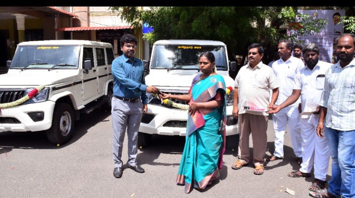 பெரம்பலூர் மாவட்டம்மாவட்ட ஆட்சித்தலைவர் ச.அருண்ராஜ் இ.ஆ.ப., அவர்கள் ஊரக வளர்ச்சி மற்றும் ஊராட்சித் துறை அலுவலர்களின் பயன்பாட்டிற்காக 02 புதிய வாகனங்களின் சாவியினை வழங்கினார்