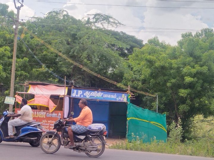 செங்கல்பட்டு மாவட்டம் காட்டாங்கொளத்தூர் ஒன்றியம் மேலமையூர் ஊராட்சி காமராஜர் நகரில் அரசுக்கு சொந்தமான புறம்போக்கு நீர் பிடிப்பு பகுதியில் திடீர் என மின் இணைப்பு ஒரு மின் இணைப்பு சிங்கள் ஃபேஸ் மற்றோரு இணைப்பு 3-ஃபேஸ் வழங்க பட்டுள்ளது.