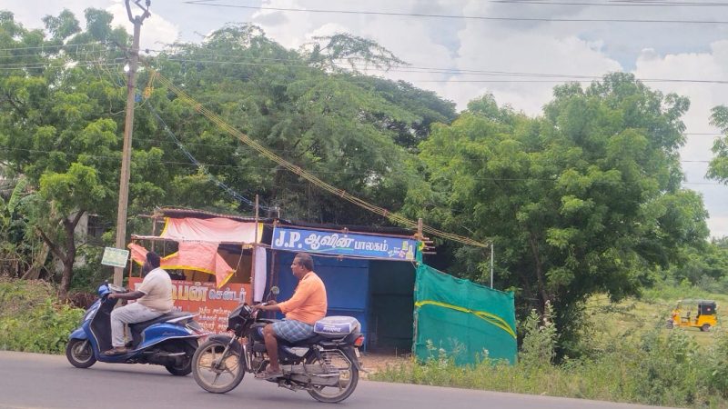 செங்கல்பட்டு மாவட்டம் காட்டாங்கொளத்தூர் ஒன்றியம் மேலமையூர் ஊராட்சி காமராஜர் நகரில் அரசுக்கு சொந்தமான புறம்போக்கு நீர் பிடிப்பு பகுதியில் திடீர் என மின் இணைப்பு ஒரு மின் இணைப்பு சிங்கள் ஃபேஸ் மற்றோரு இணைப்பு 3-ஃபேஸ் வழங்க பட்டுள்ளது.