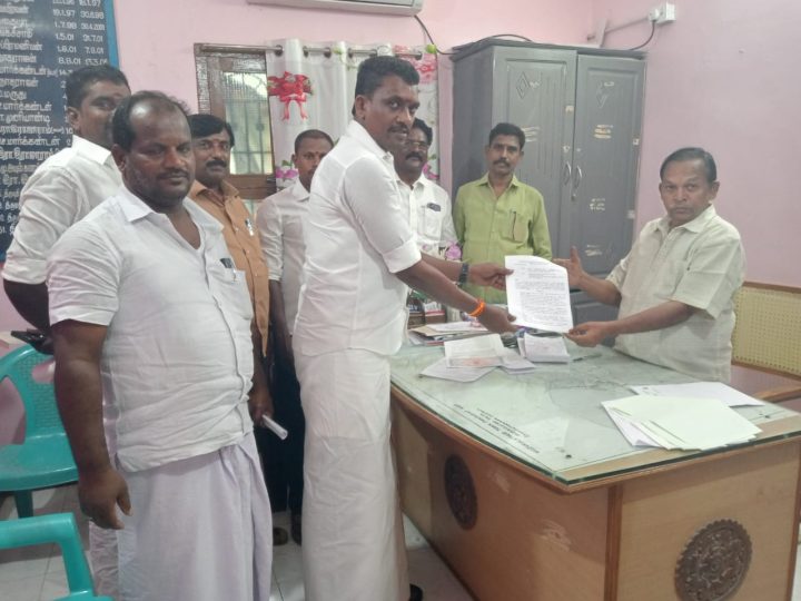 முதுகுளத்தூர் பேரூராட்சியில் வாரச்சந்தை 33 லட்சத்திற்கு ஏலம் விடப்பட்டதுமுதுகுளத்தூர் ஜூலை 17இராமநாதபுரம் மாவட்டம் முதுகுளத்தூர் பேரூராட்சியின் வாரச்சந்தையின் ஏலம் ஒவ்வொரு ஆண்டும் நடத்தப்படுகிறது.கடந்த ஆண்டு 19 லட்சத்திற்கு ஏலம் விடப்பட்டன.