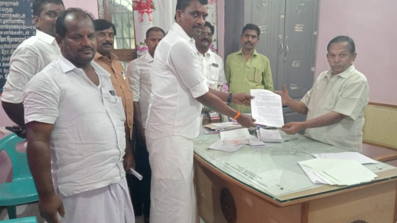 முதுகுளத்தூர் பேரூராட்சியில் வாரச்சந்தை 33 லட்சத்திற்கு ஏலம் விடப்பட்டதுமுதுகுளத்தூர் ஜூலை 17இராமநாதபுரம் மாவட்டம் முதுகுளத்தூர் பேரூராட்சியின் வாரச்சந்தையின் ஏலம் ஒவ்வொரு ஆண்டும் நடத்தப்படுகிறது.கடந்த ஆண்டு 19 லட்சத்திற்கு ஏலம் விடப்பட்டன.