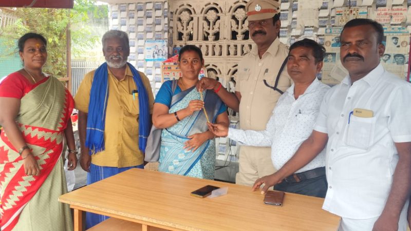 கமுதி அருகில் ரோட்டில் தவறவிட்ட 2 பவுன் தங்க சங்கிலி உரிய நபரிடம் ஒப்படைப்பு