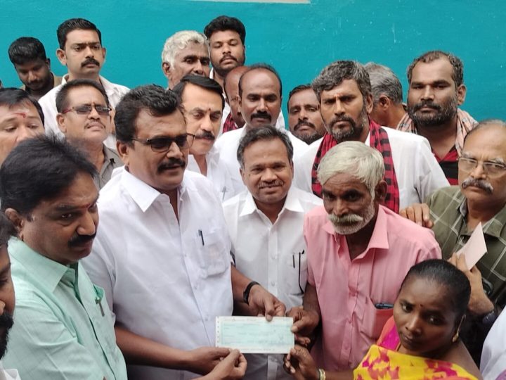 போடி அருகே மீனாட்சிபுரத்தில் மின்சாரம் தாக்கி உயிர் இழந்த போது மணி என்பவர் குடும்பத்தினருக்கு மின்வாரியத் துறையினர் சார்பாக 10 லட்சம் ரூபாயை எம் பி தங்க தமிழ்ச்செல்வன் அவர்கள் வழங்கினார்.